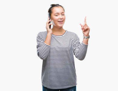 年轻漂亮的白种人女人在智能手机上谈论孤立的背景，惊讶地发现了一个想法或问题，手指着幸福的脸第一