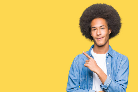 年轻的非裔美国男子，有非洲头发，用手指着侧面，显示广告严肃而平静的脸