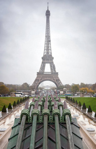 从巴黎的贾丁斯杜特罗卡德罗俯瞰埃菲尔铁塔。