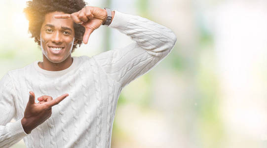 美国黑人男子在孤立的背景上微笑，用手和手指制作框架，用快乐的脸。 创造力和摄影理念。