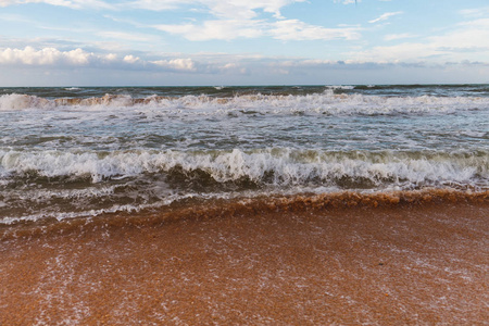 沙滩上的海浪很大。 暴风雨就要来了。 海洋在摇晃