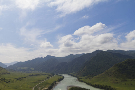 阿尔泰山。卡吞河