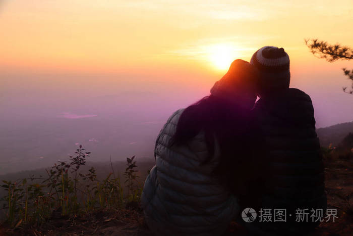 男女的剪影形象更紧密地结合在一起.