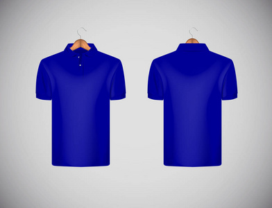 男士修身短袖马球衫。蓝色马球衫与木制衣架隔离模型设计模板品牌。