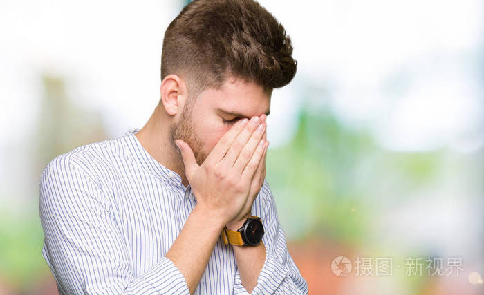 年轻英俊的男人悲伤的表情用手捂着脸一边哭抑郁的概念