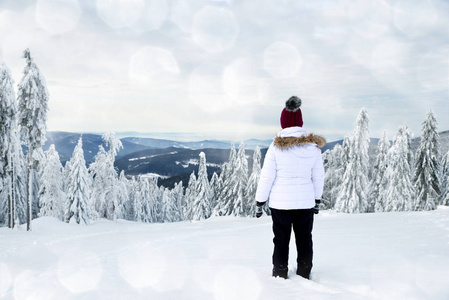 白雪皑皑的冬天风景中的女人。 捷克共和国国家公园苏马瓦。