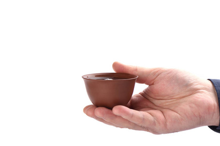 中国黏土茶杯与茶在白色背景