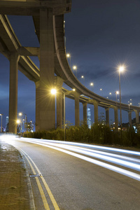 夜间高架公路或桥梁