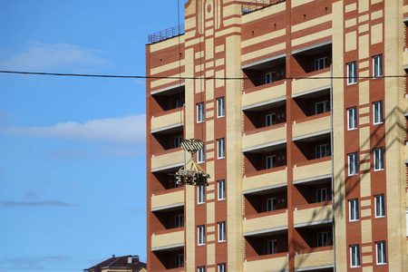 住宅建筑施工现场的起重机。