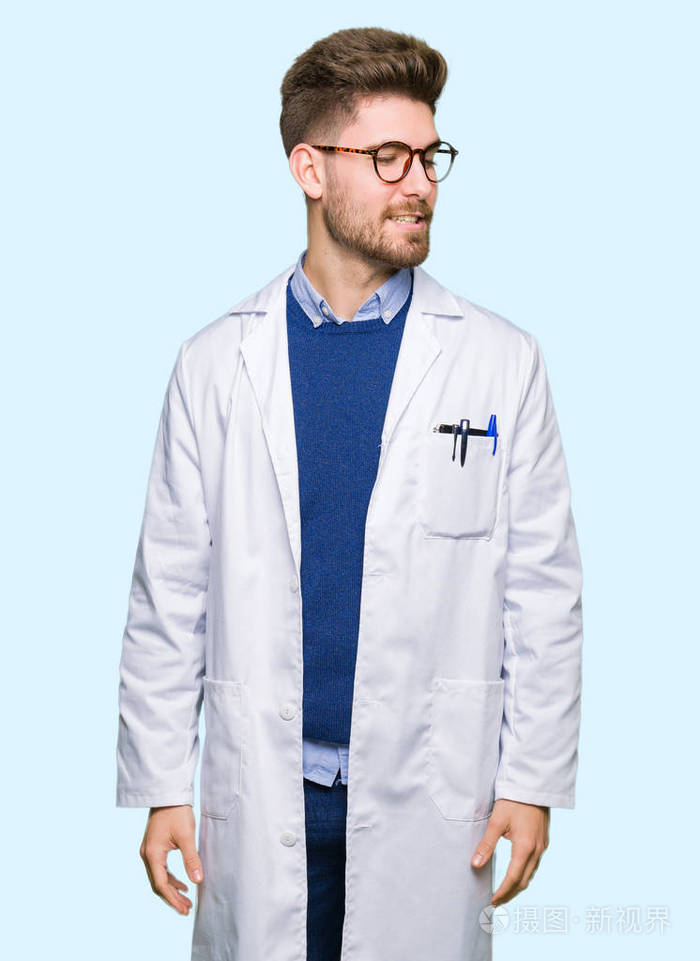 年轻英俊的科学家,戴着眼镜的男人,面露微笑,自然的表情. 自信地笑着.