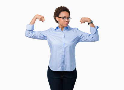 年轻美丽的非裔美国商务女性在孤立的背景上表现出手臂肌肉微笑自豪。 健身理念。