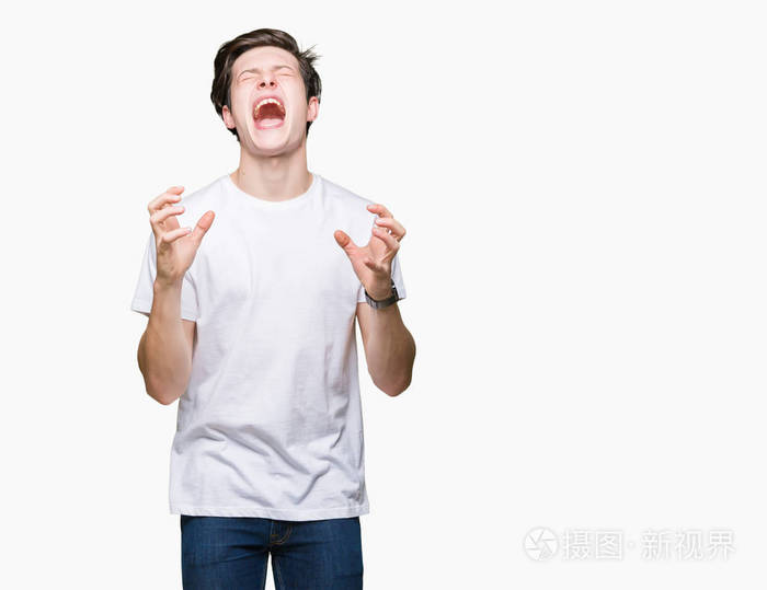在孤立的背景下疯狂疯狂地大喊大叫,咄咄逼人的表情和手臂抬起