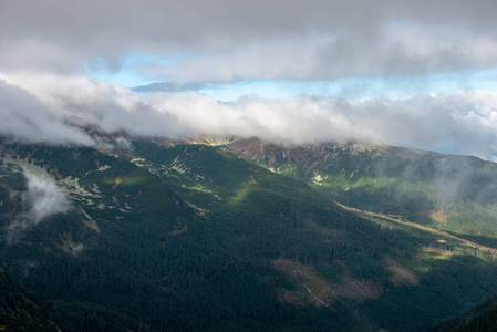 斯洛伐克塔特拉山的全景。 雾和云覆盖着五彩缤纷的秋山峰