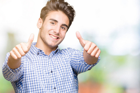 看着相机赢家的手势.照片