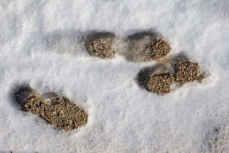 在雪地里行走的人留下的脚印图片