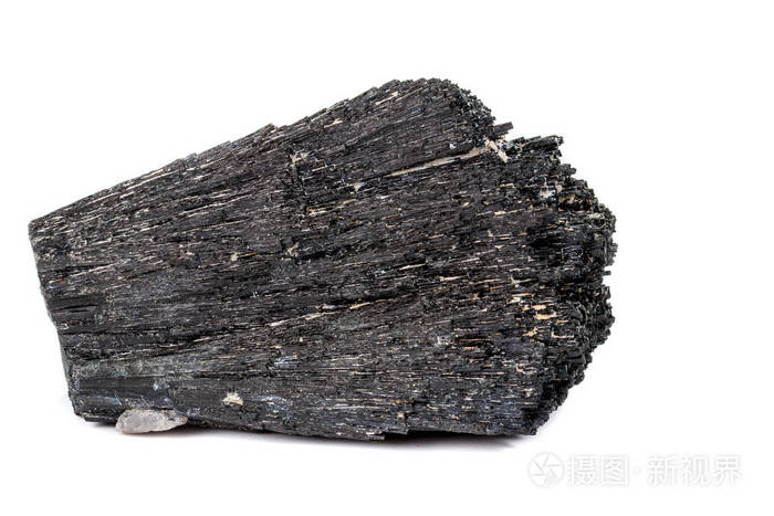 白色背景上的大型矿物石草黑色电气石