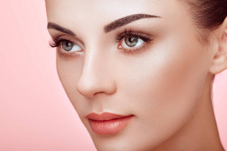 美丽的女人,有着极长的假睫毛. 睫毛延伸. 化妆品. 美容护肤照片