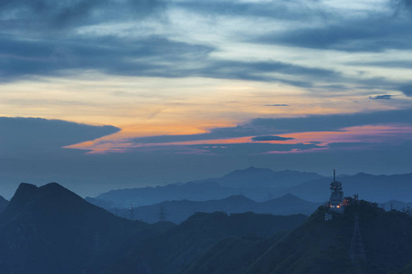 山顶日落景观