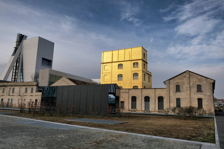 米兰意大利2月2019年佛祖尼ione Prada博物馆金黄色温暖的建筑在新广场阿德里亚诺奥利维蒂在城镇南部。