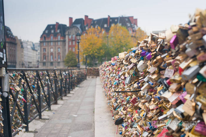爱挂锁在桥上的新夫超过塞纳河巴黎法国选择性焦点。