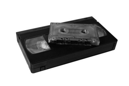 音频磁带盒和 vhs 录像带在白色背景