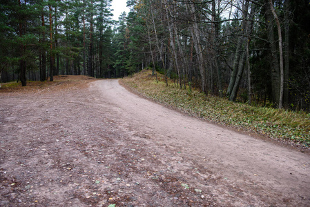 空的乡村砾石路，有泥坑和颠簸。有沙子和小石头的肮脏路面