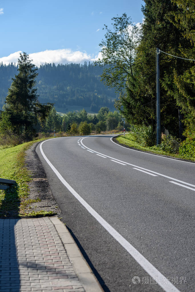 城外空沥青路干净的路面和线条的乡村车道