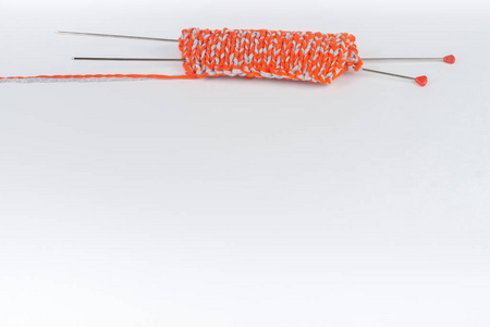 针织羊毛和针织针。木制桌上手工编织用辐条的羊毛球