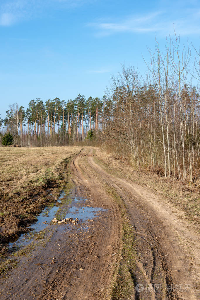 空的乡村砾石路有泥坑和颠簸有沙子和小石头的肮脏路面