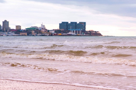 在海滩和海港上的巨浪, 背景是沿海小镇