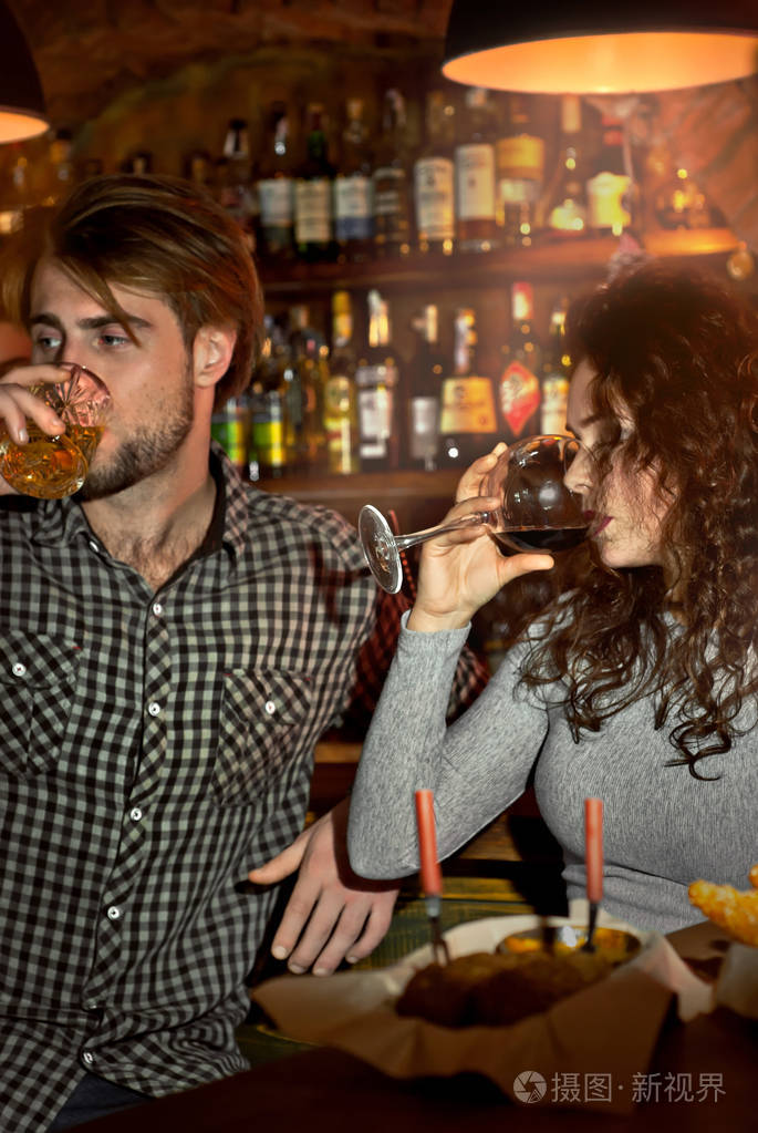 两个人喝酒.爱的概念,第一次约会,情人节.许多酒精饮料上架.