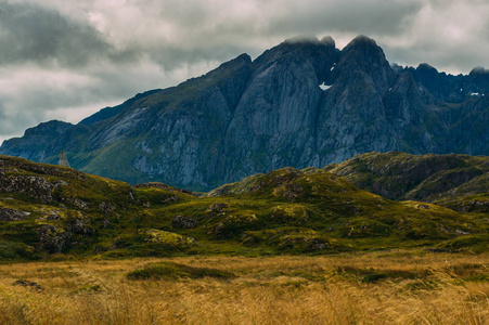 美丽的洛福顿群岛山景，聚焦背景，挪威