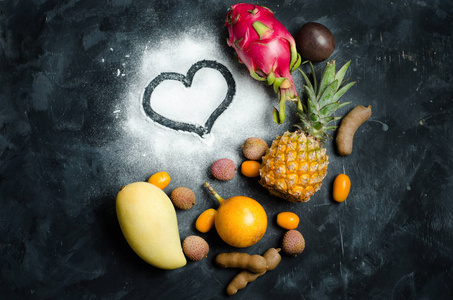 市场上的凤仙花可食用的生果新鲜的异国情调水果在市场上有两个洗衣机