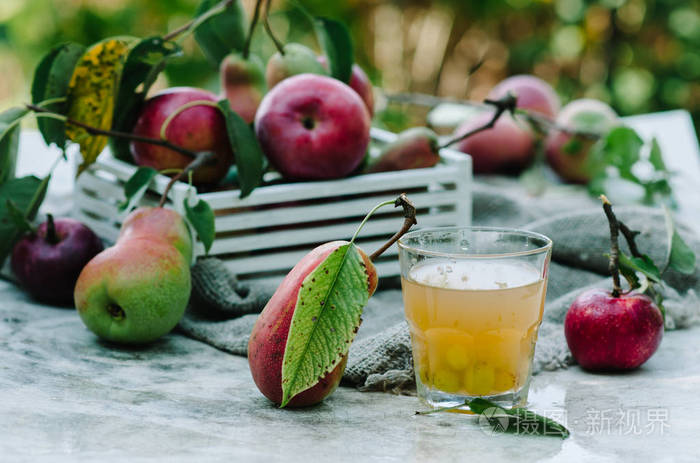 由有机和健康的梨和苹果制成的鲜榨果汁
