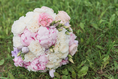 s bouquet. Rings newlyweds. A bouquet of flowers with rings. Pic