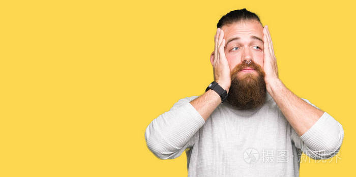 年轻的金发男子穿着休闲毛衣疲惫的双手遮住脸沮丧和悲伤心烦意乱并对
