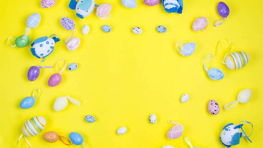 各种装饰蛋产于黄色背景，俯视，平躺，假日背景，复制空间