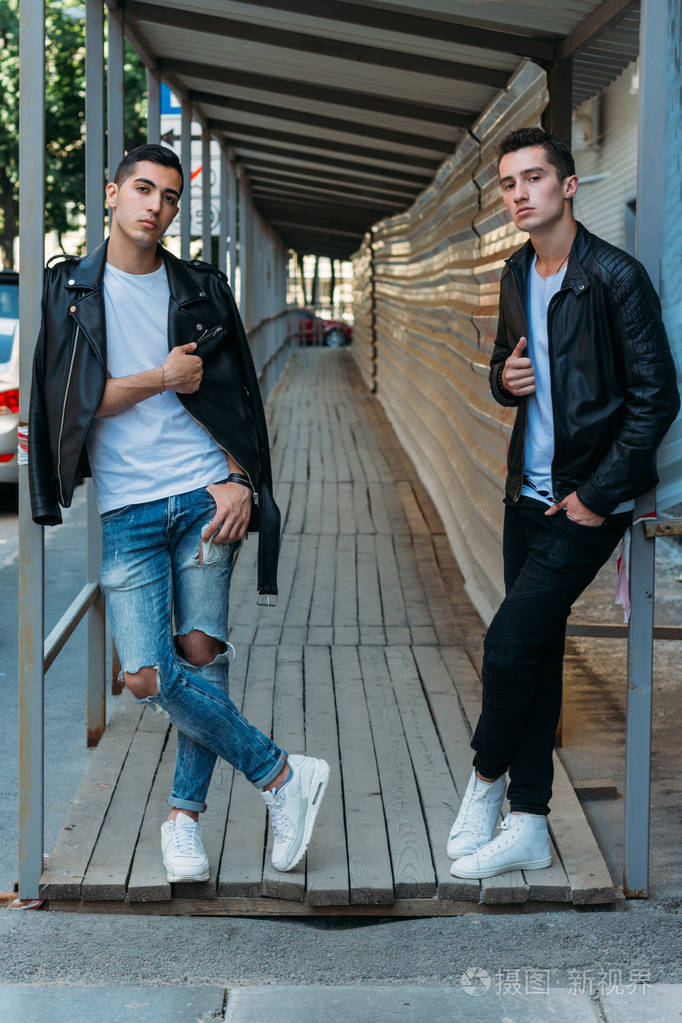 美丽迷人的家伙站在城市里摆姿势.