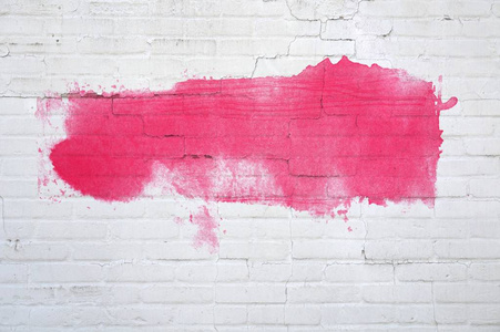 白色砖墙，空的红粉色绘画或涂鸦