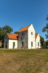 琼比教堂坐落在同名城堡附近。