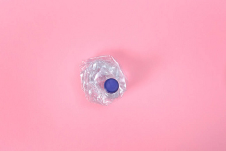 粉红色背景上的变形塑料瓶