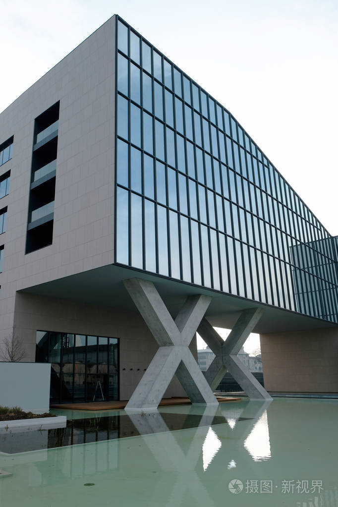 现代建筑在新广场阿德里诺,奥利维蒂,在城镇南部重建一个前工业区