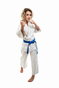 穿着武术服的女性用白色背景的拳头做空手道运动