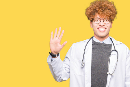 年轻英俊的医生，穿着医疗外套，用手指举着第五个，微笑着自信和快乐。