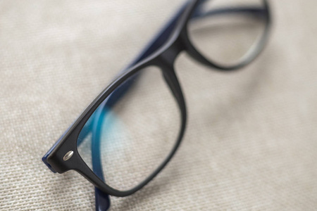 阅读眼镜时尚眼镜隔离在模糊的白色复制空间背景。