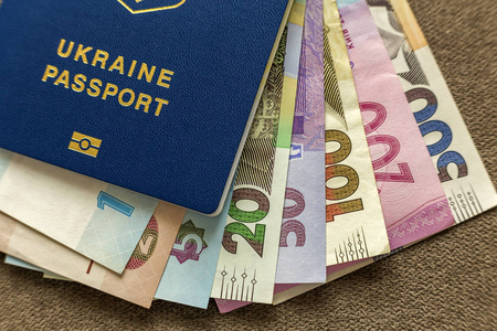 乌克兰护照和货币，乌克兰Hryvna，复印空间背景顶部视图。 旅游和金融问题的概念。