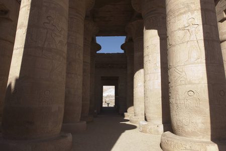 埃及。 在晴朗的晴天，兰西斯二世的卢克索神庙
