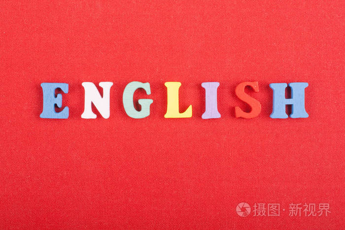 红色背景上的英语单词,由彩色abc字母组成,木制字母,复制空间为广告