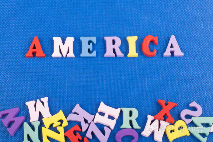 美国字在蓝色背景上由彩色abc字母组成,木制字母,复制空间为广告文本.