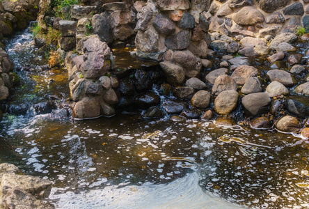 里加堡垒山上的一小串水。 拉脱维亚